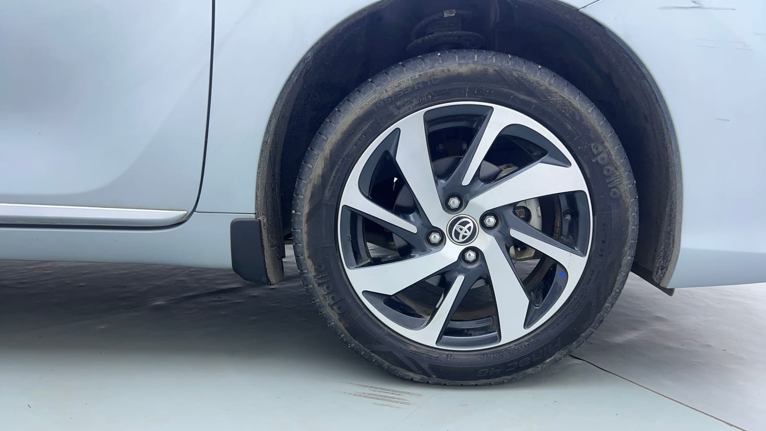 Used 2024 Toyota Glanza V Petrol Manual tyres RIGHT FRONT TYRE RIM VIEW