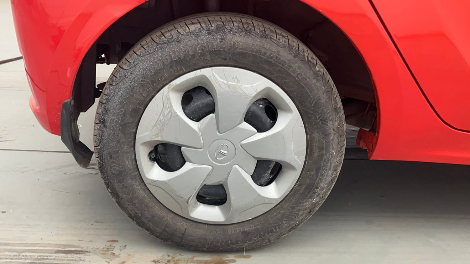 Used 2022 Tata Tiago XTA Petrol Automatic tyres RIGHT REAR TYRE RIM VIEW