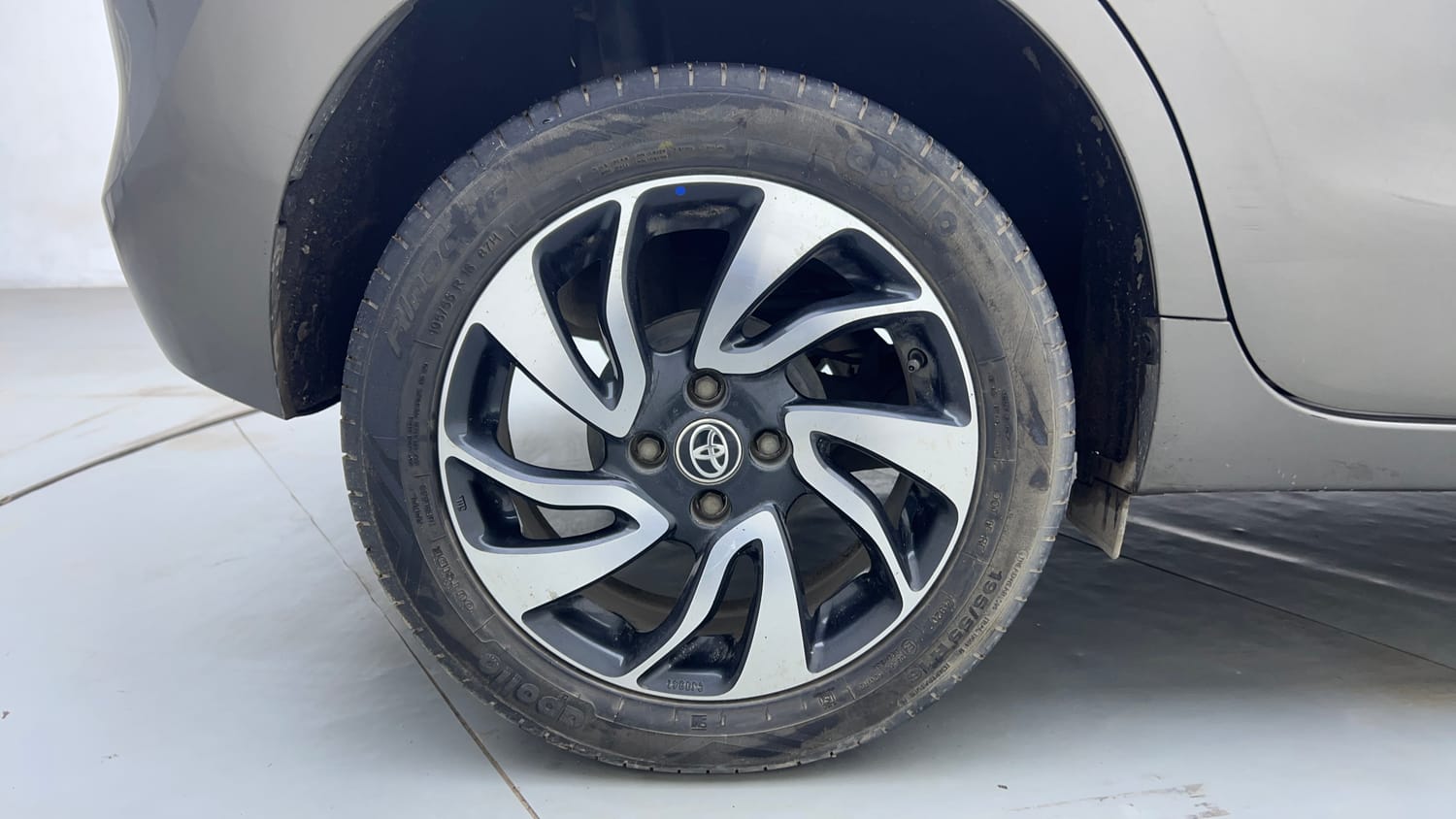 Used 2021 Toyota Glanza V CVT Petrol Automatic tyres RIGHT REAR TYRE RIM VIEW