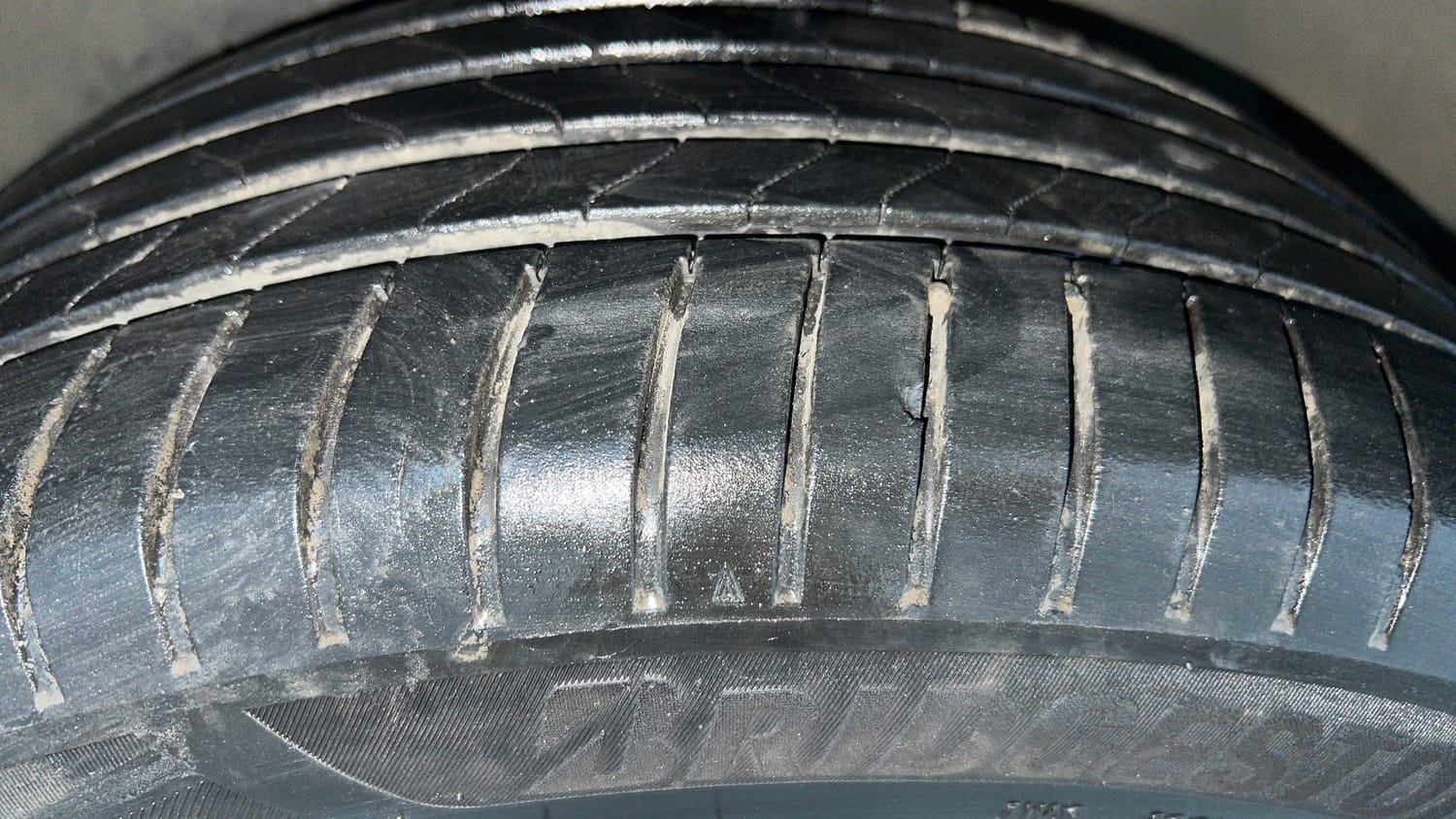 Used 2021 Jeep Compass Model S (O) 1.4 Petrol DCT Petrol Automatic tyres RIGHT FRONT TYRE TREAD VIEW