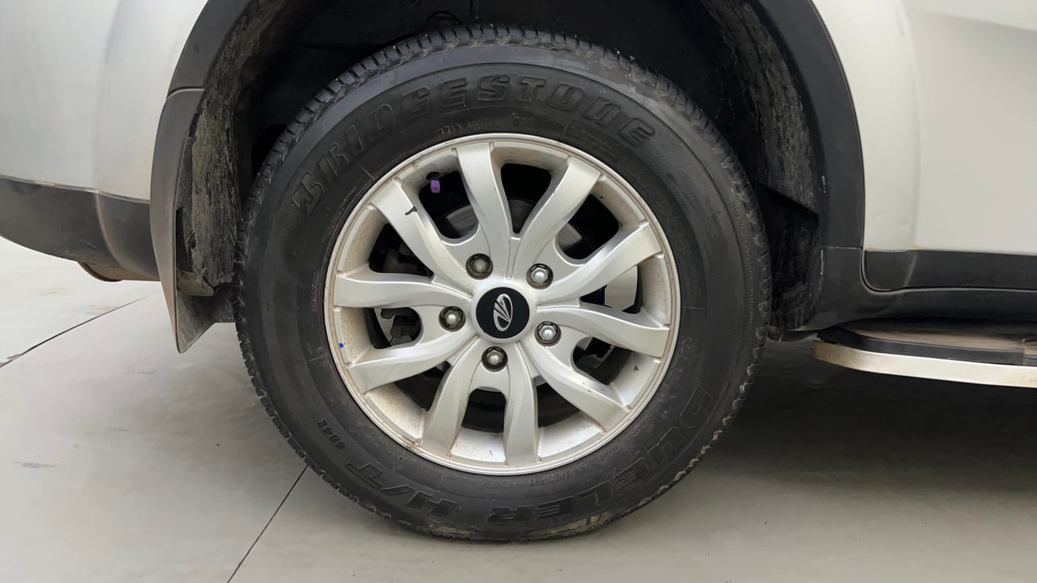 Used 2017 Mahindra XUV500 W10 Diesel Manual tyres RIGHT REAR TYRE RIM VIEW