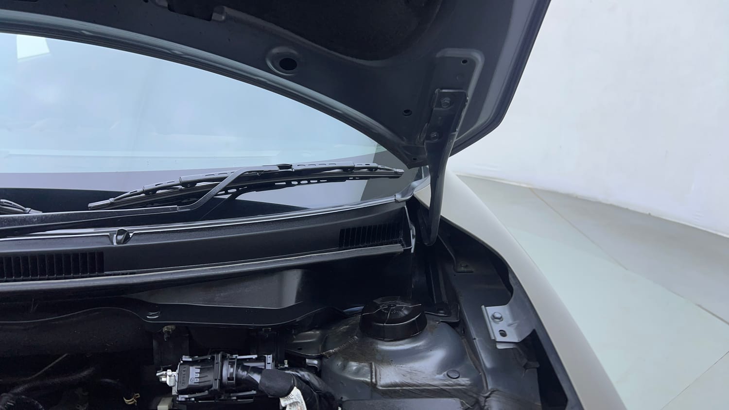 Used 2024 Maruti Suzuki Swift ZXi Petrol Manual engine ENGINE LEFT SIDE HINGE & APRON VIEW