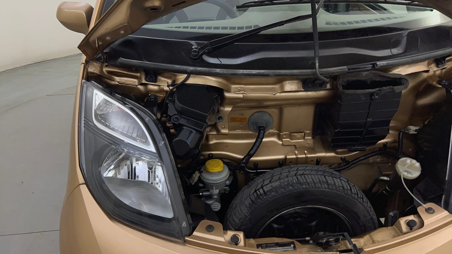 Used 2015 Tata Nano Twist XTA Petrol Automatic engine ENGINE RIGHT SIDE HINGE & APRON VIEW