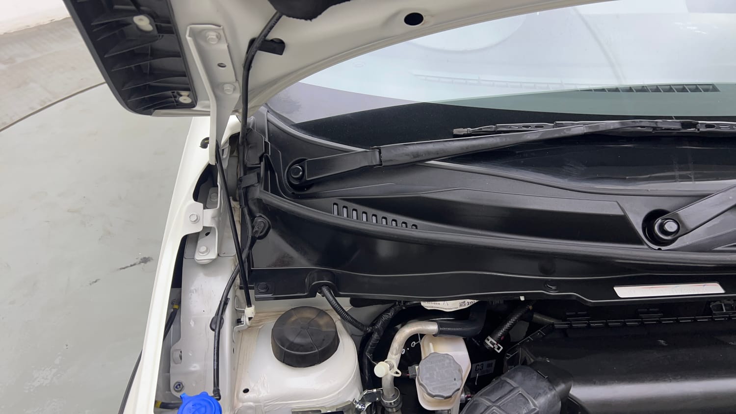 Used 2026 Maruti Suzuki Ignis Delta 1.2 MT Petrol Manual engine ENGINE RIGHT SIDE HINGE & APRON VIEW