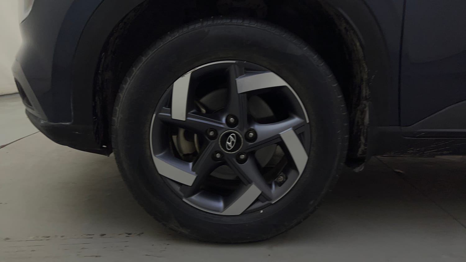 Used 2022 Hyundai Venue SX Plus 1.0 Turbo DCT Petrol Automatic tyres LEFT FRONT TYRE RIM VIEW