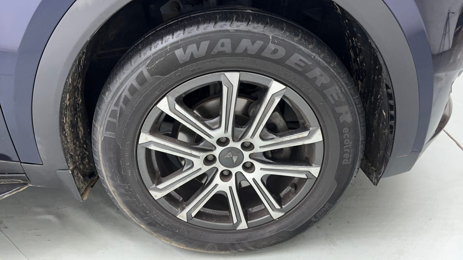 Used 2024 Mahindra XUV700 AX 7 Luxury Pack Diesel MT 7 STR Diesel Manual tyres RIGHT FRONT TYRE RIM VIEW