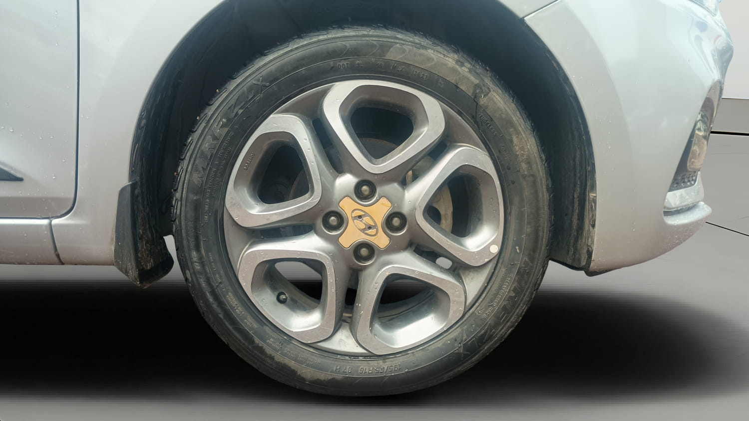 Used 2018 Hyundai Elite i20 Asta 1.2 (O) Petrol Manual tyres RIGHT FRONT TYRE RIM VIEW
