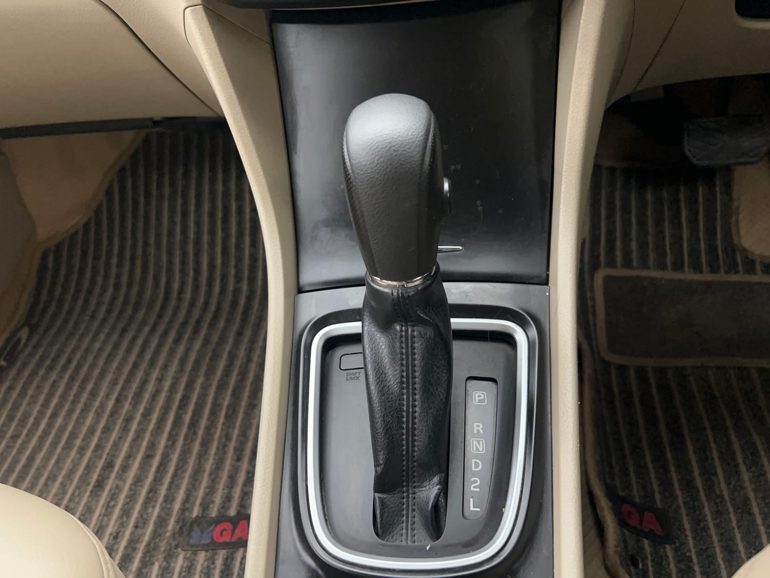 Used 2015 Maruti Suzuki Ciaz ZXi  AT Petrol Automatic interior GEAR  KNOB VIEW