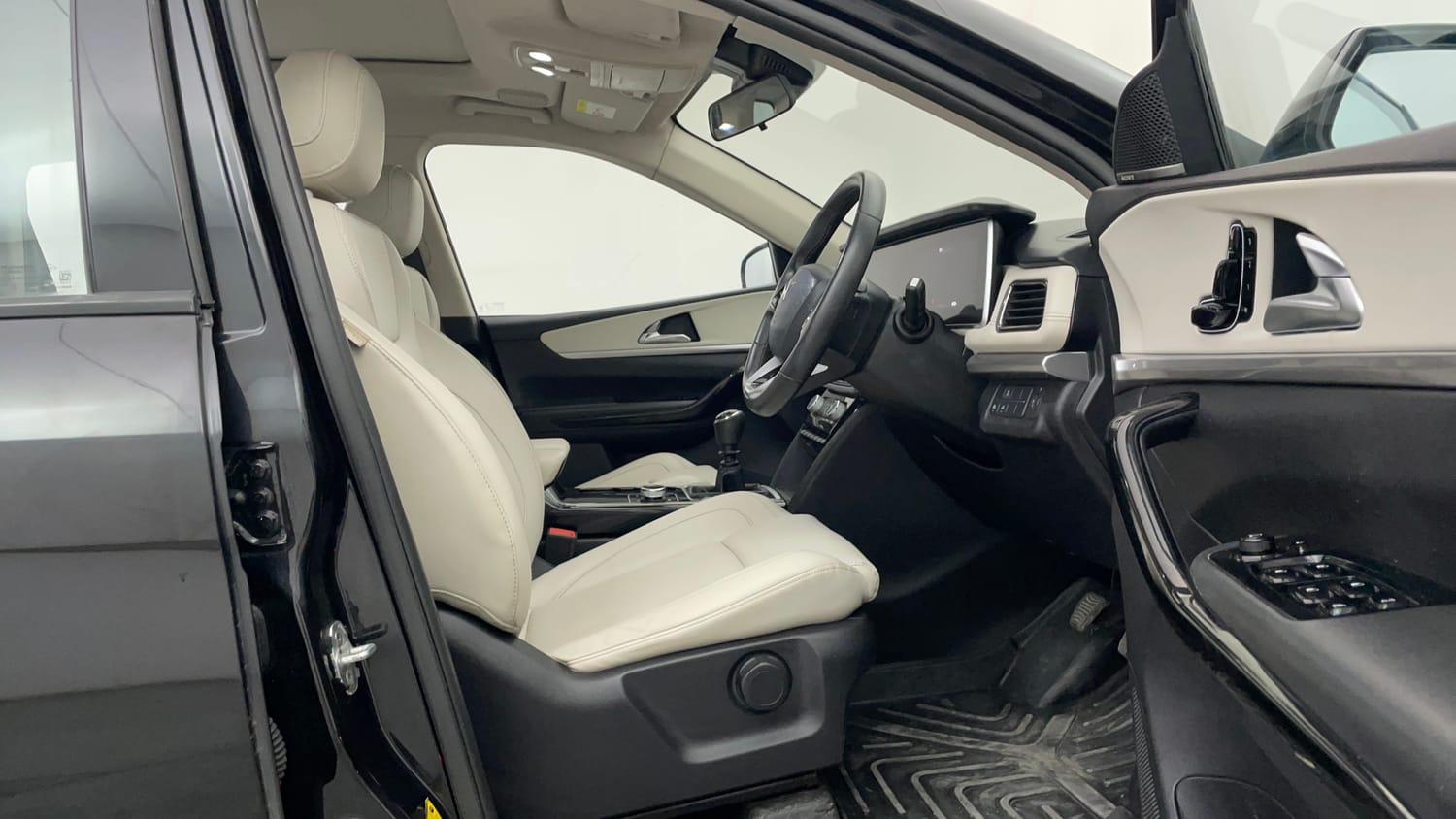 Used 2024 Mahindra XUV700 AX7 Luxury Pack Diesel MT 7 STR Diesel Manual interior RIGHT SIDE FRONT DOOR CABIN VIEW