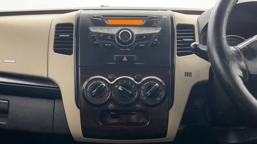 Used 2017 Maruti Suzuki Wagon R VXI Petrol Manual top_features Integrated (in-dash) music system
