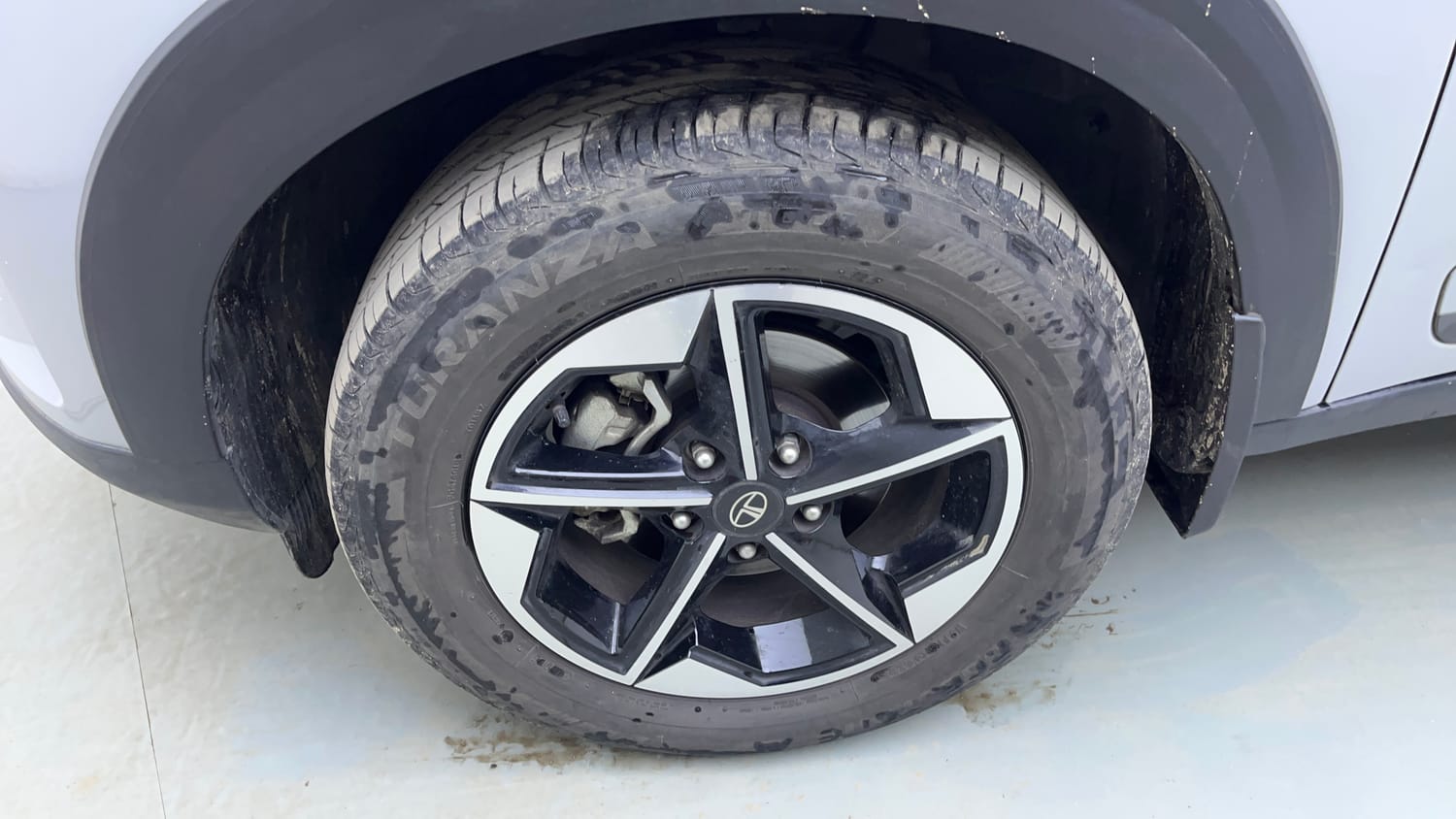Used 2026 Tata Nexon Creative Plus (PS) 1.5 Diesel 6AMT Dual Tone Diesel Automatic tyres LEFT FRONT TYRE RIM VIEW