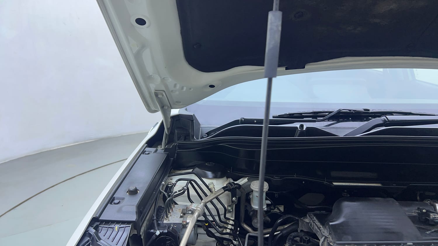 Used 2023 Maruti Suzuki Grand Vitara Delta Smart Hybrid AT Petrol Automatic engine ENGINE RIGHT SIDE HINGE & APRON VIEW