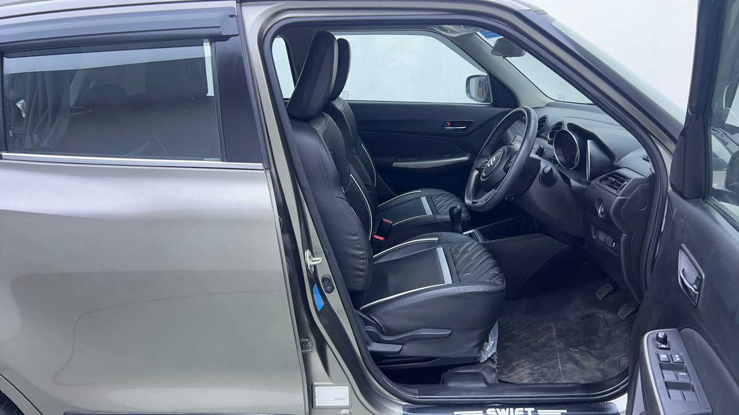 Used 2023 Maruti Suzuki Swift ZXi Petrol Manual interior RIGHT SIDE FRONT DOOR CABIN VIEW