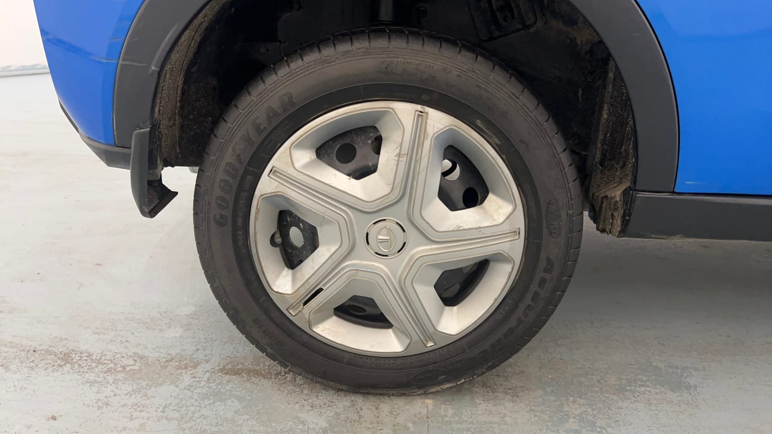 Used 2020 Tata Nexon XM (S) Petrol Manual tyres RIGHT REAR TYRE RIM VIEW