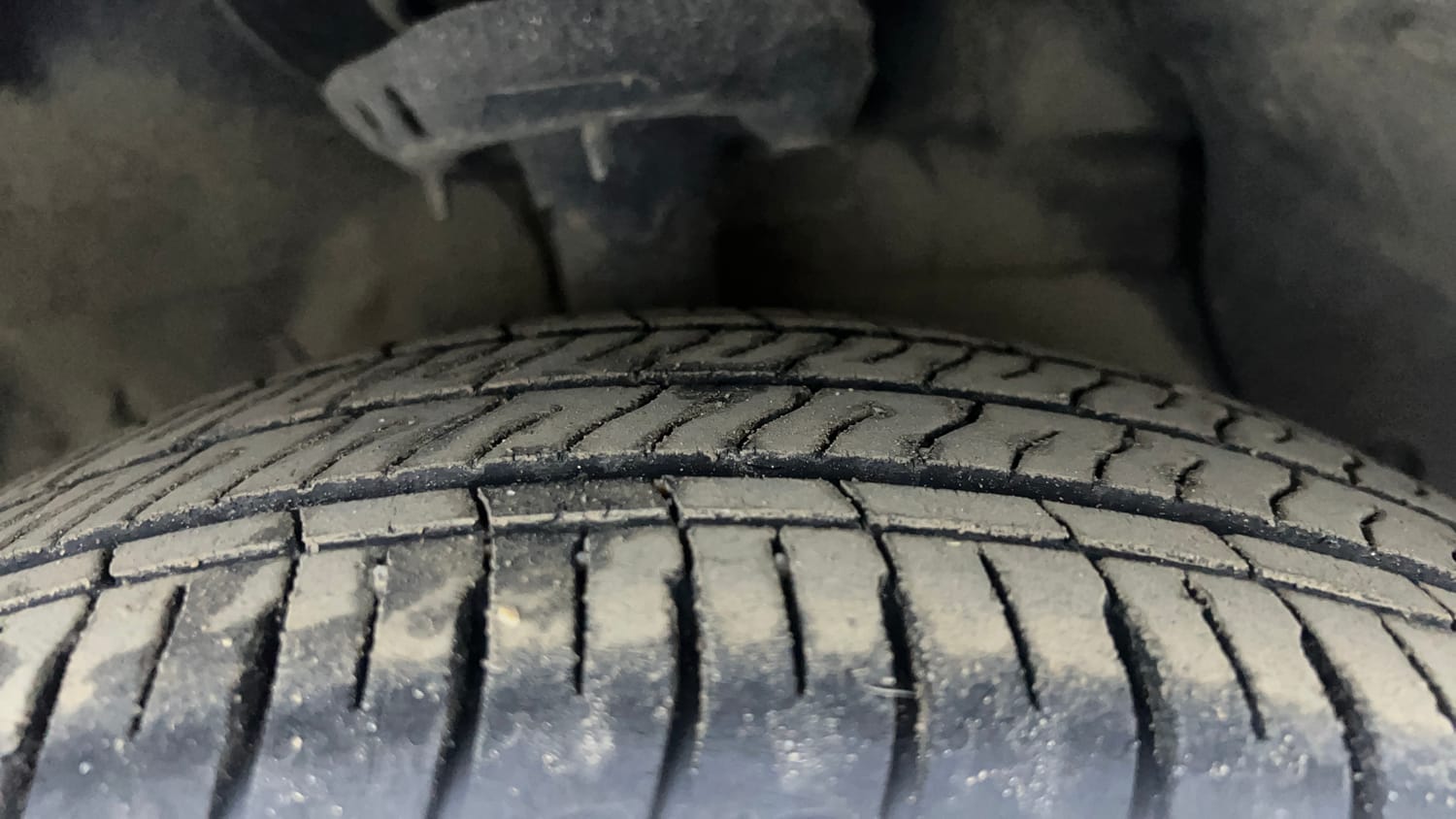 Used 2025 Hyundai Aura SX Plus 1.2 AMT Petrol Petrol Automatic tyres RIGHT FRONT TYRE TREAD VIEW