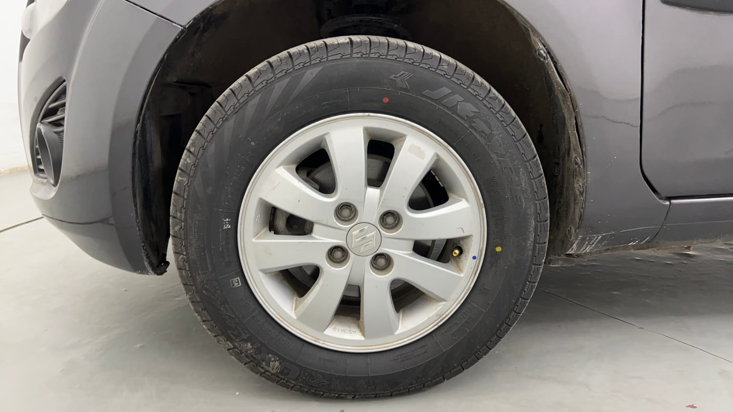 Used 2013 Maruti Suzuki Ritz Zxi BS-IV Petrol Manual tyres LEFT FRONT TYRE RIM VIEW