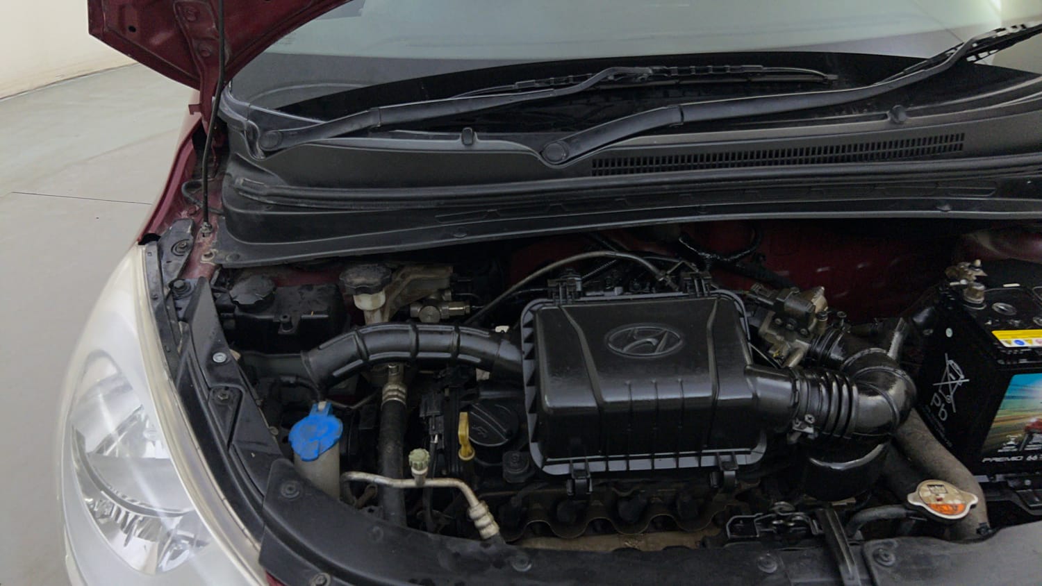 Used 2014 Hyundai i10 Sportz 1.1 iRDE2 Petrol Manual engine ENGINE RIGHT SIDE HINGE & APRON VIEW