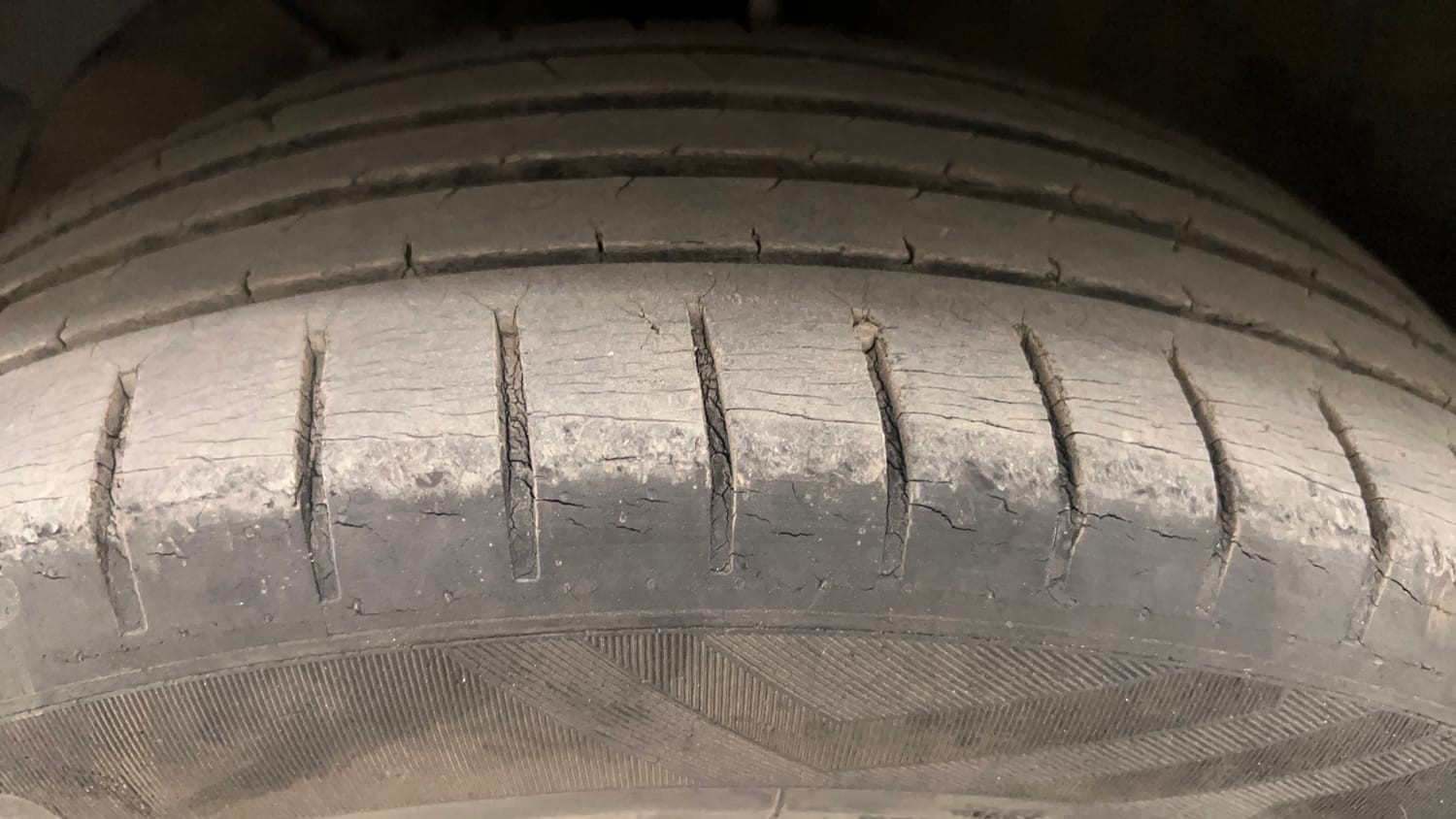 Used 2017 Maruti Suzuki Baleno Zeta 1.2 Petrol Manual tyres LEFT FRONT TYRE TREAD VIEW
