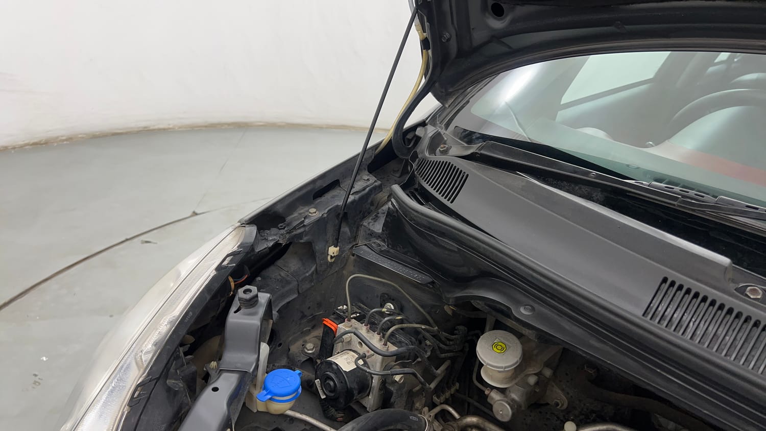 Used 2013 Maruti Suzuki Ritz Zxi BS-IV Petrol Manual engine ENGINE RIGHT SIDE HINGE & APRON VIEW