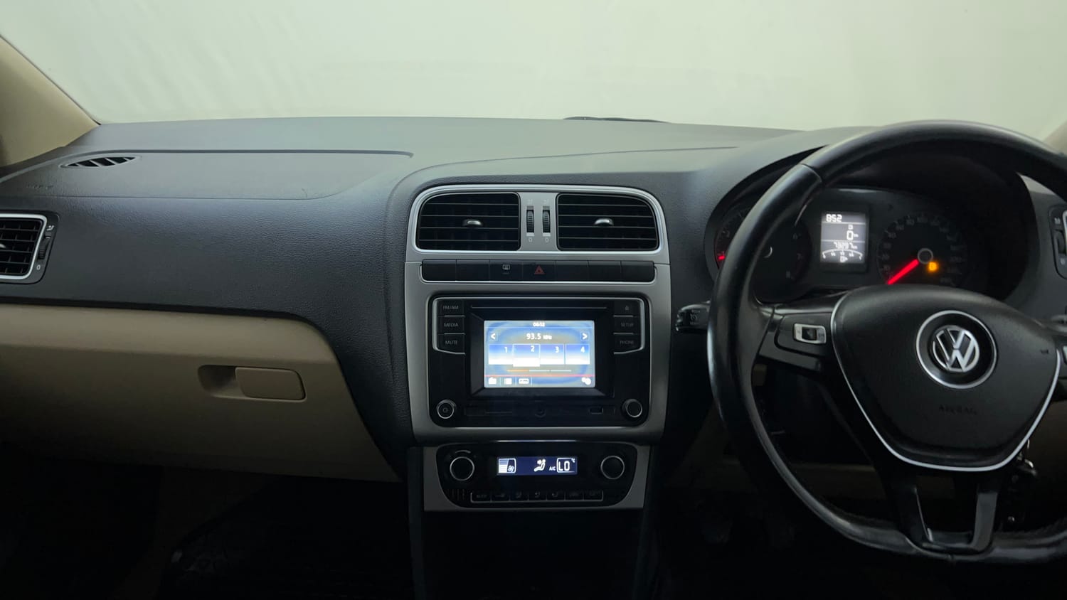 Used 2016 Volkswagen Polo Highline1.2L (P) Petrol Manual interior MUSIC SYSTEM & AC CONTROL VIEW