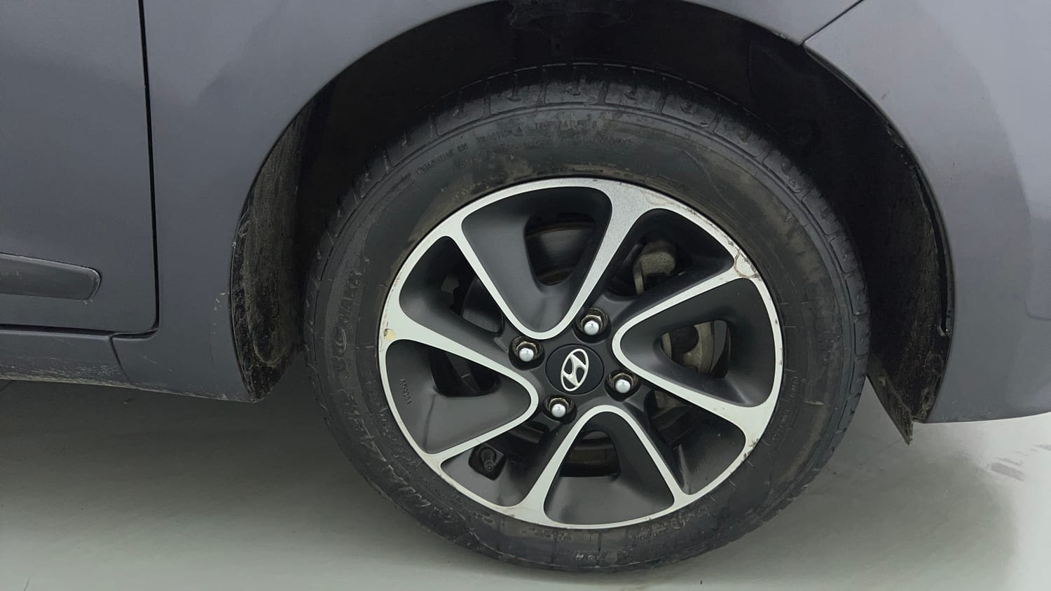 Used 2018 Hyundai Grand i10 Sportz AT 1.2 Kappa VTVT Petrol Automatic tyres RIGHT FRONT TYRE RIM VIEW