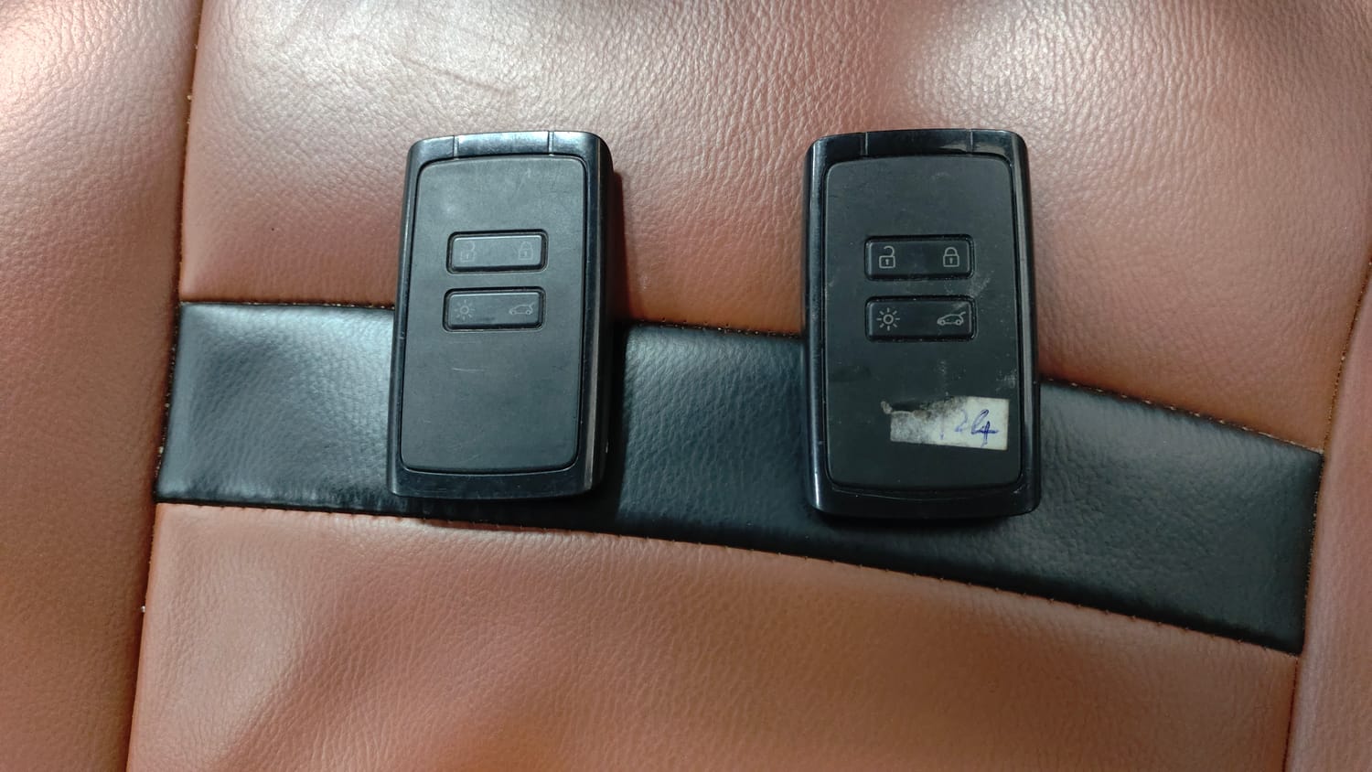 Used 2022 Renault Triber RXZ EASY-R AMT Petrol Automatic extra CAR KEY VIEW