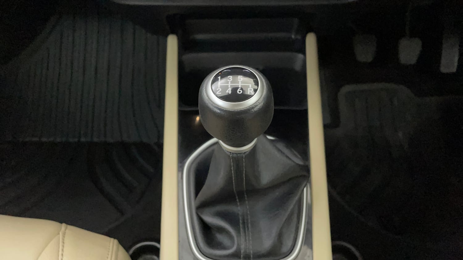 Used 2024 Honda City V Petrol MT Petrol Manual interior GEAR  KNOB VIEW