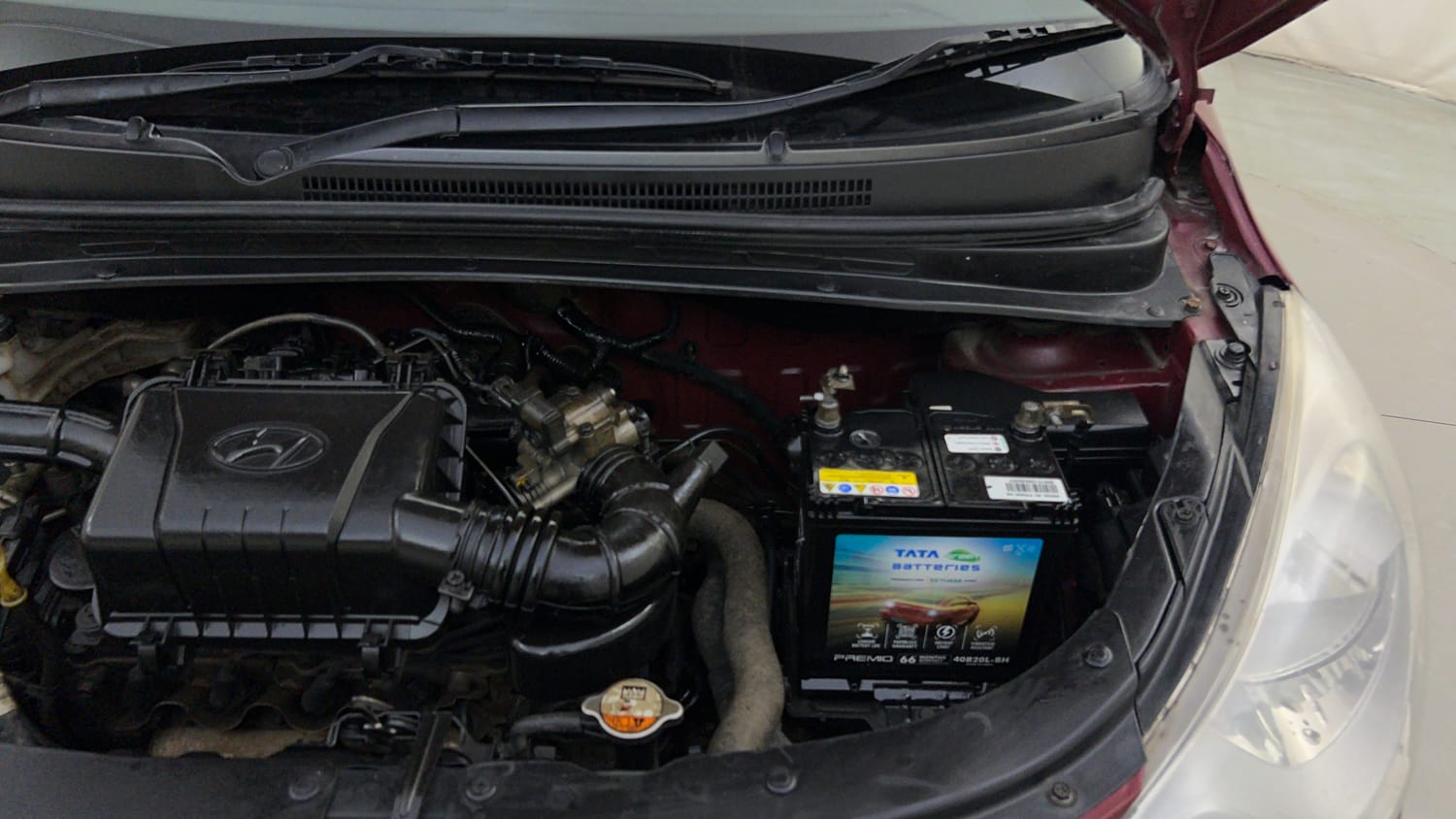 Used 2014 Hyundai i10 Sportz 1.1 iRDE2 Petrol Manual engine ENGINE LEFT SIDE HINGE & APRON VIEW