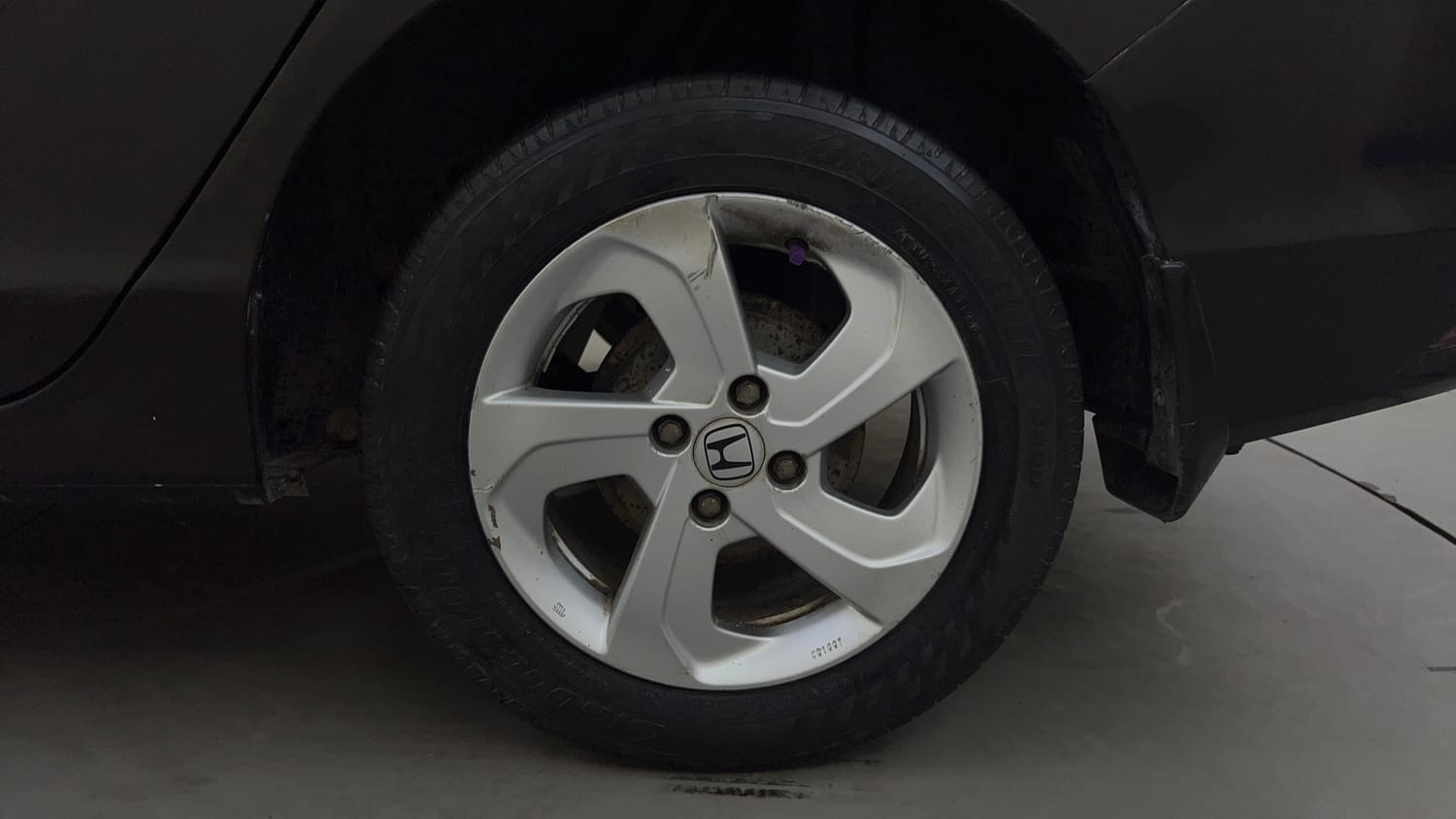 Used 2016 Honda City V Petrol Manual tyres LEFT REAR TYRE RIM VIEW