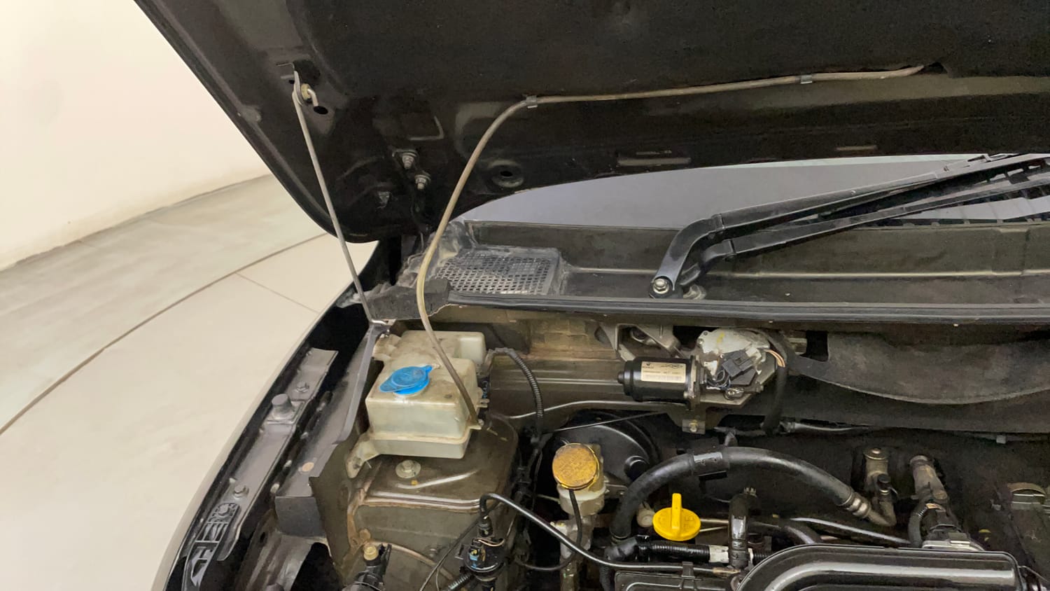 Used 2017 Renault Kwid 1.0 RXT AMT Petrol Automatic engine ENGINE RIGHT SIDE HINGE & APRON VIEW