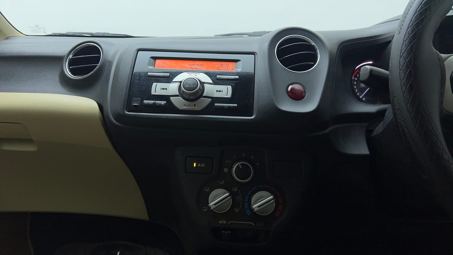 Used 2015 Honda Amaze 1.2 S i-VTEC Petrol Manual top_features Integrated (in-dash) music system