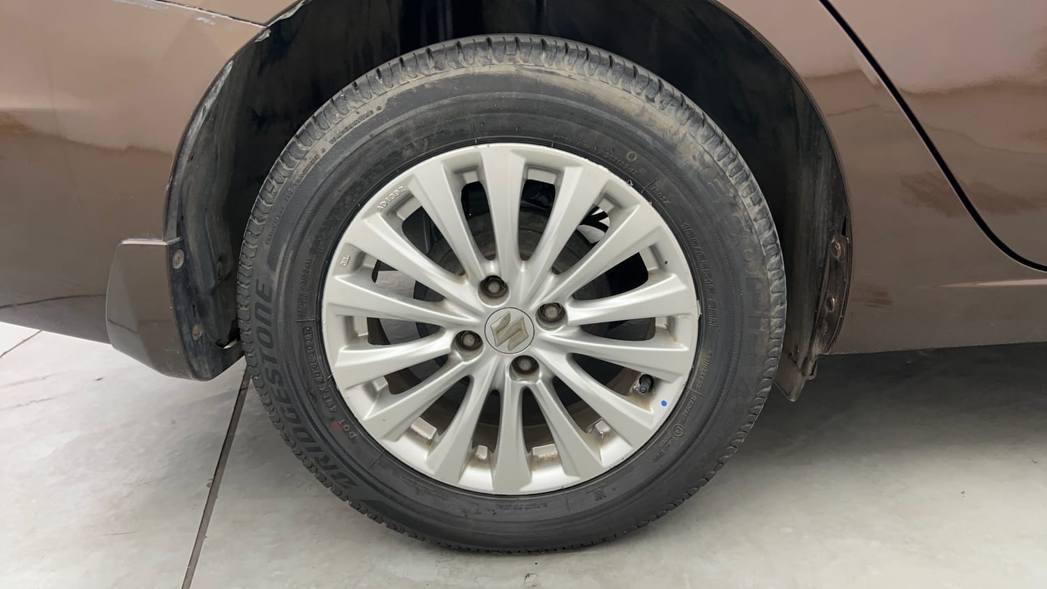 Used 2015 Maruti Suzuki Ciaz ZXi  AT Petrol Automatic tyres RIGHT REAR TYRE RIM VIEW