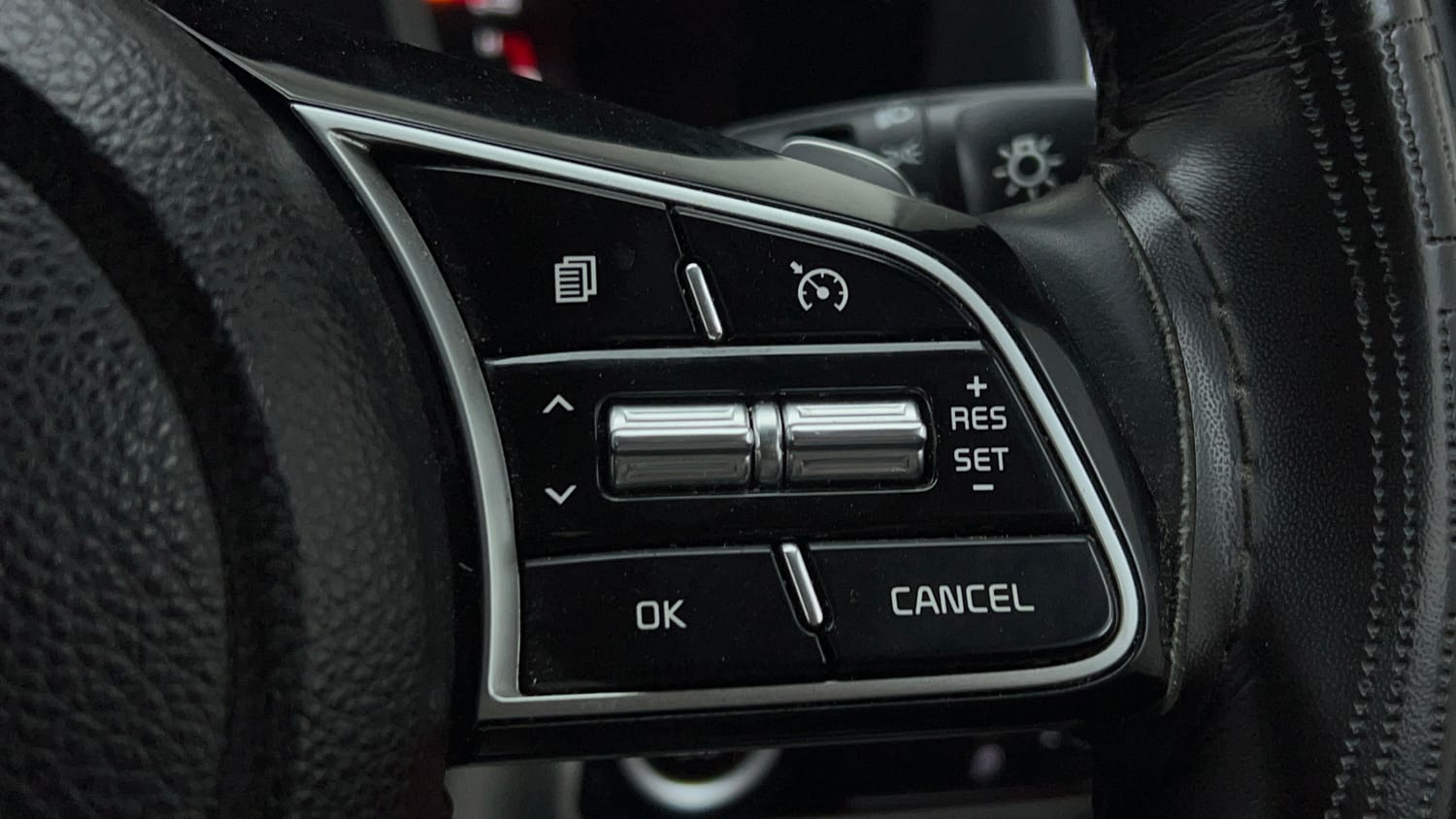 Used 2023 Kia Sonet Aurochs Edition 1.0 Petrol 7DCT Petrol Automatic top_features Cruise control