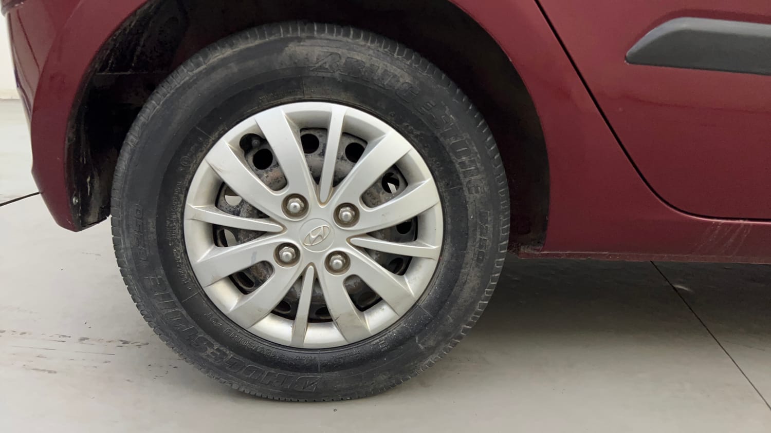 Used 2014 Hyundai i10 Sportz 1.1 iRDE2 Petrol Manual tyres RIGHT REAR TYRE RIM VIEW