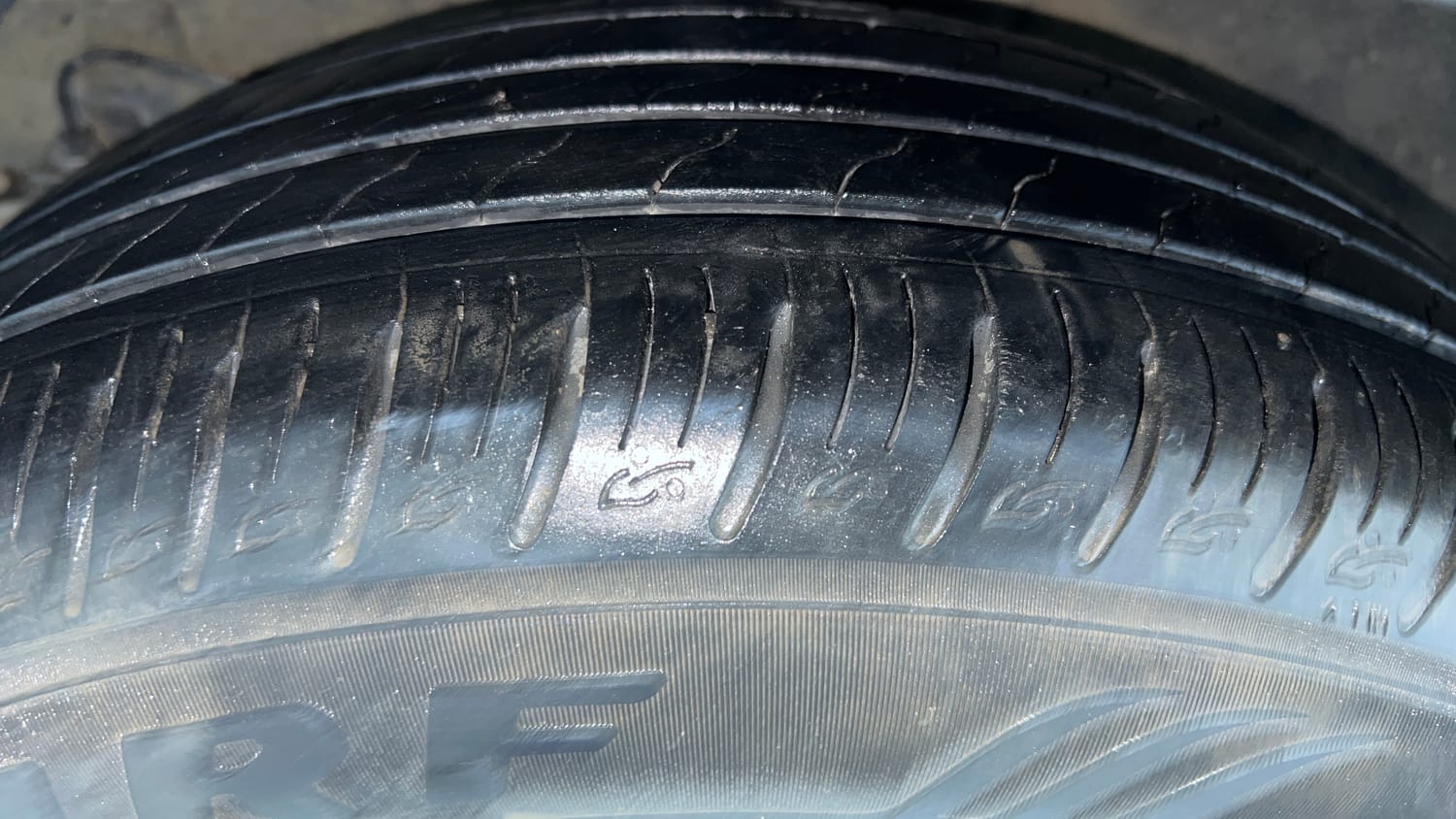 Used 2023 Kia Sonet Aurochs Edition 1.0 Petrol 7DCT Petrol Automatic tyres RIGHT REAR TYRE TREAD VIEW