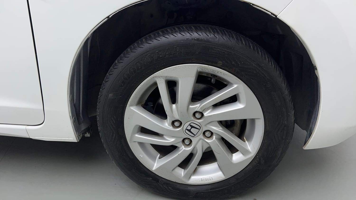 Used 2015 Honda Jazz V AT Petrol Petrol Automatic tyres RIGHT FRONT TYRE RIM VIEW