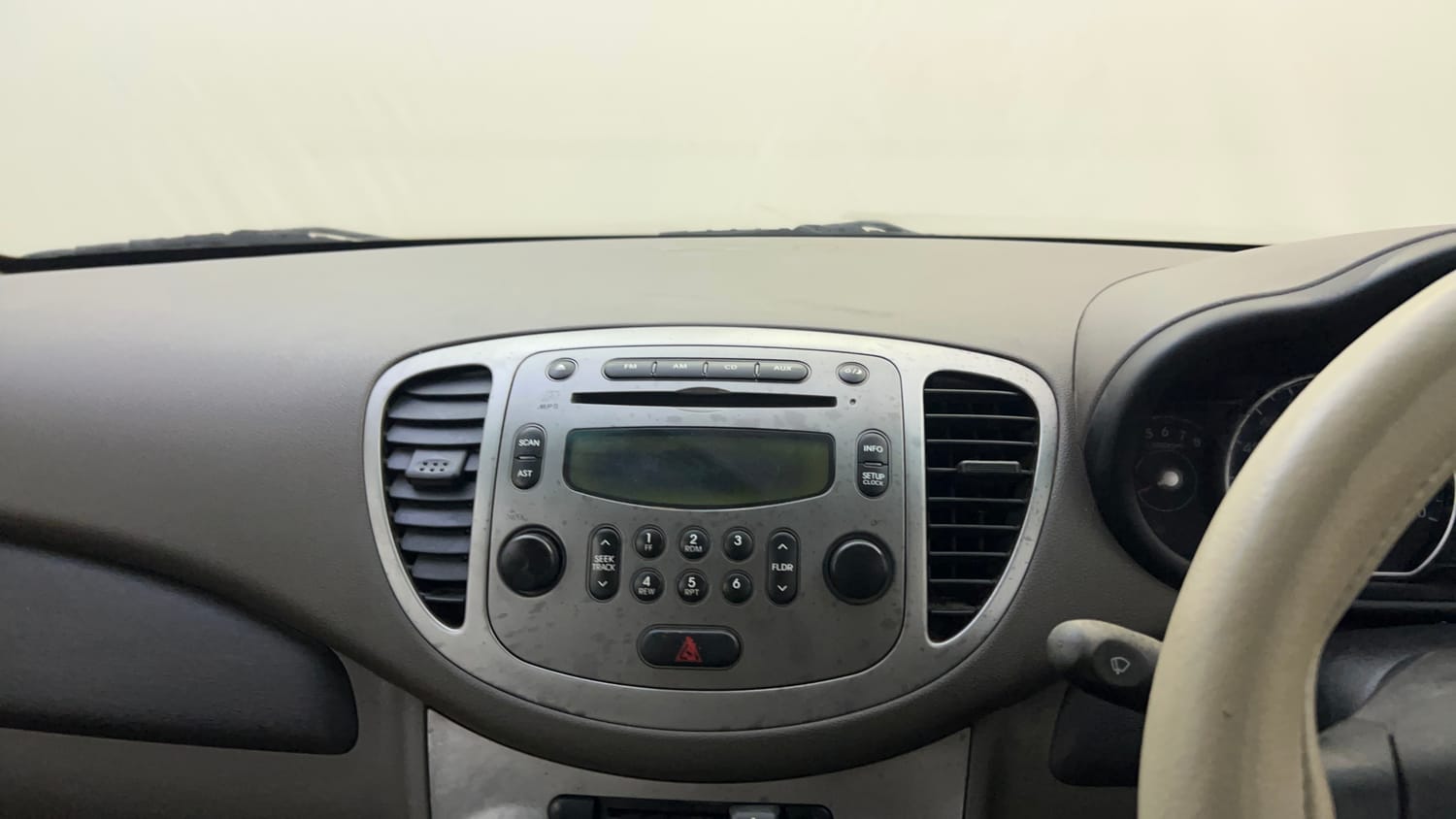Used 2014 Hyundai i10 Sportz 1.1 iRDE2 Petrol Manual top_features Integrated (in-dash) music system