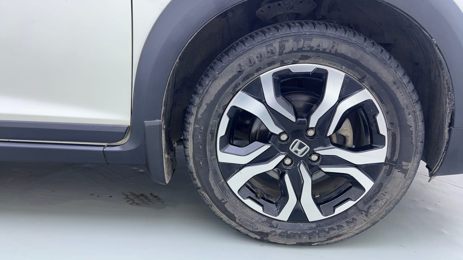 Used 2023 Honda WR-V SV MT Petrol Petrol Manual tyres RIGHT FRONT TYRE RIM VIEW