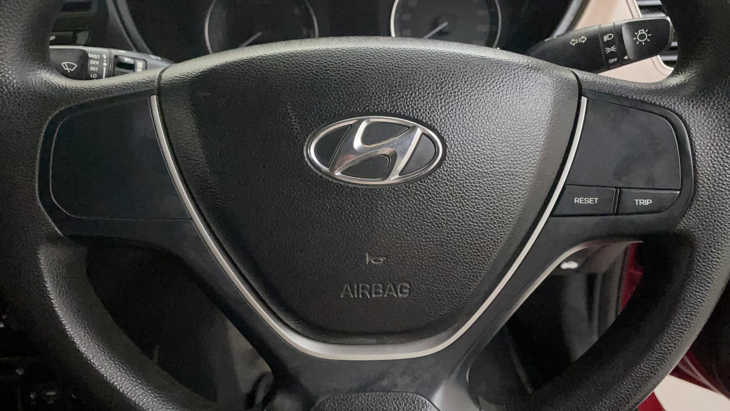Used 2017 Hyundai Elite i20 Magna 1.2 Petrol Manual top_features Steering mounted controls