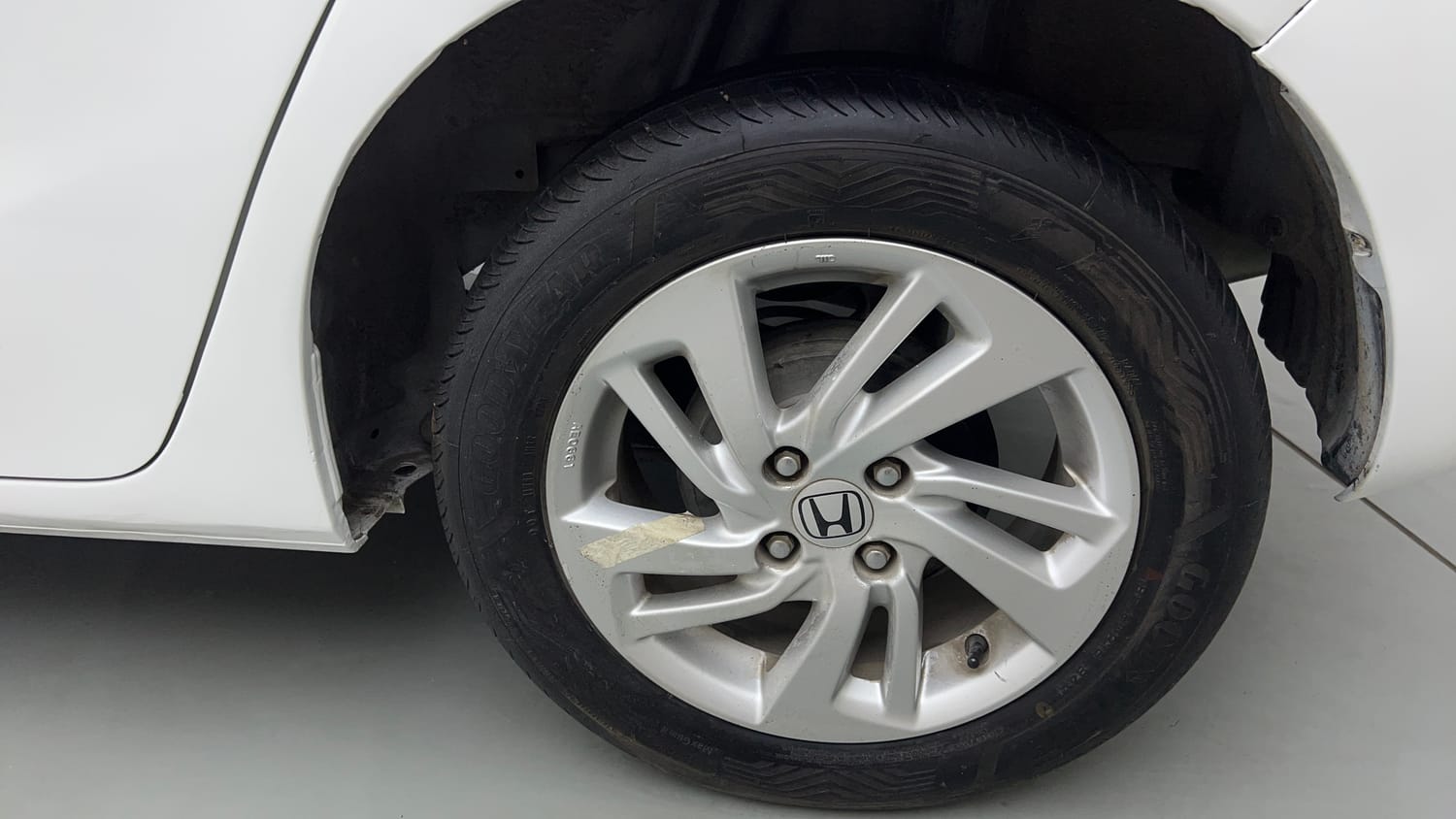Used 2015 Honda Jazz V AT Petrol Petrol Automatic tyres LEFT REAR TYRE RIM VIEW