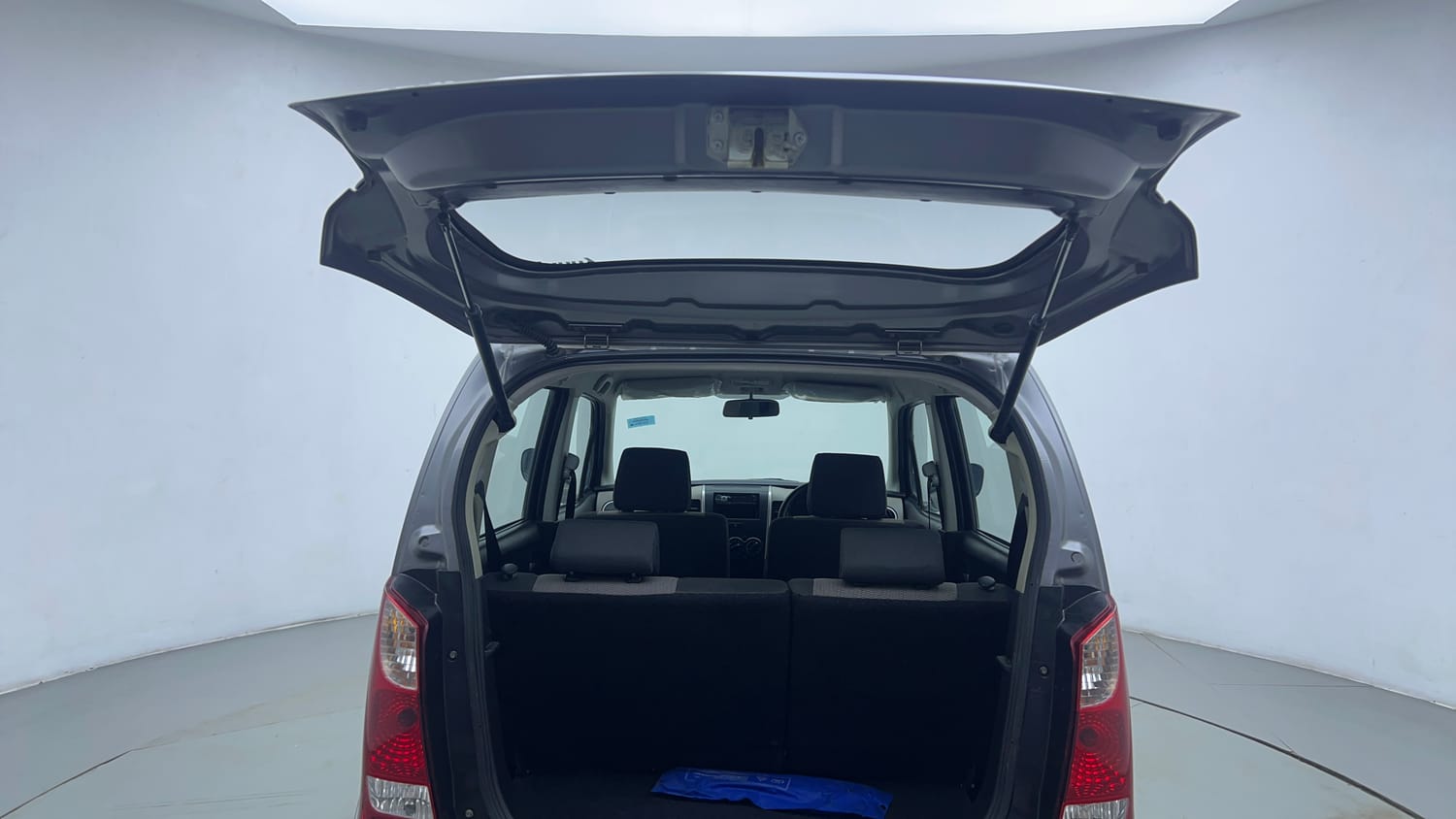 Used 2014 Maruti Suzuki Wagon R LXI Petrol Manual interior DICKY DOOR OPEN VIEW
