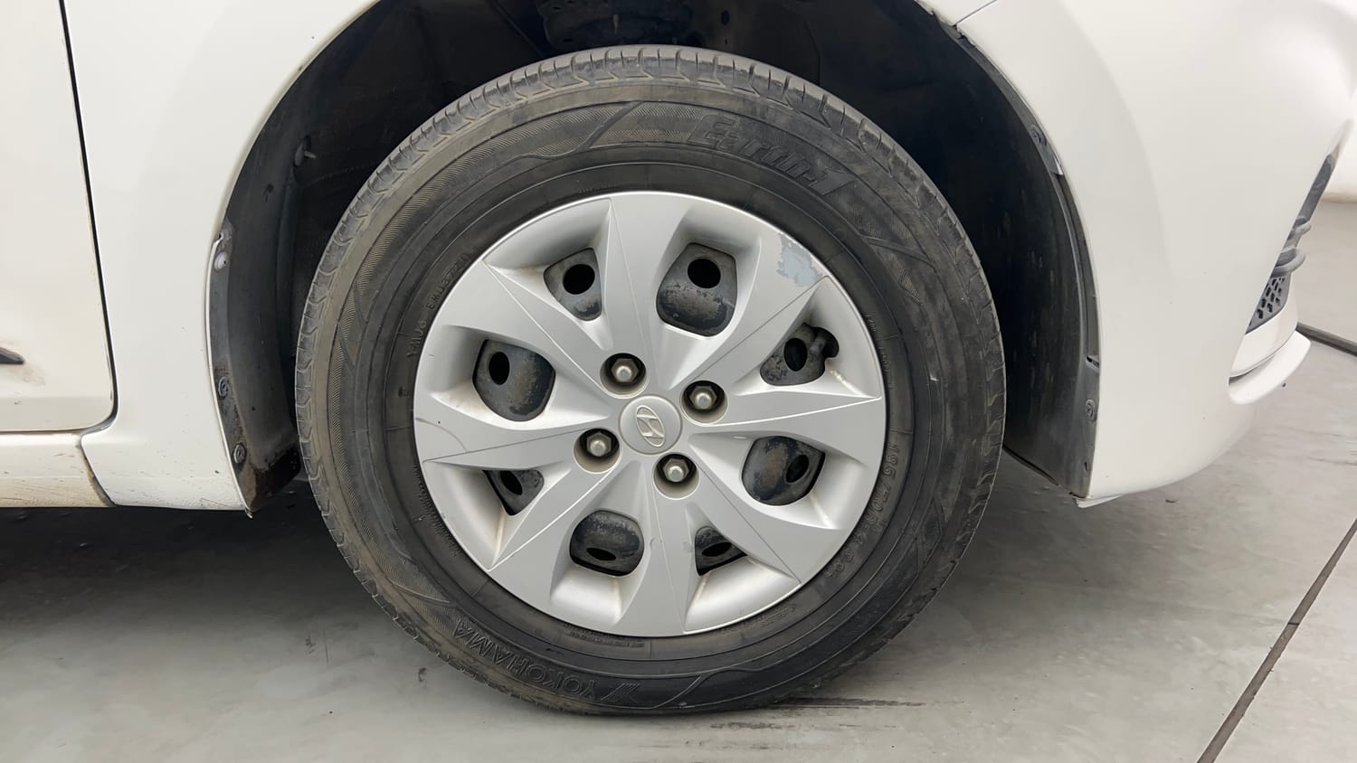 Used 2018 Hyundai Elite i20 Magna Executive 1.2 Petrol Manual tyres RIGHT FRONT TYRE RIM VIEW