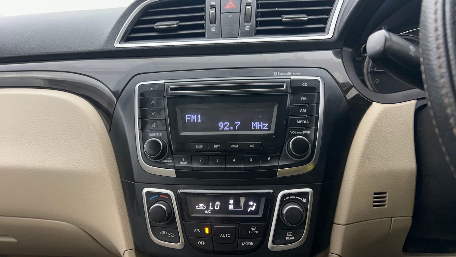 Used 2015 Maruti Suzuki Ciaz ZXi  AT Petrol Automatic interior MUSIC SYSTEM & AC CONTROL VIEW