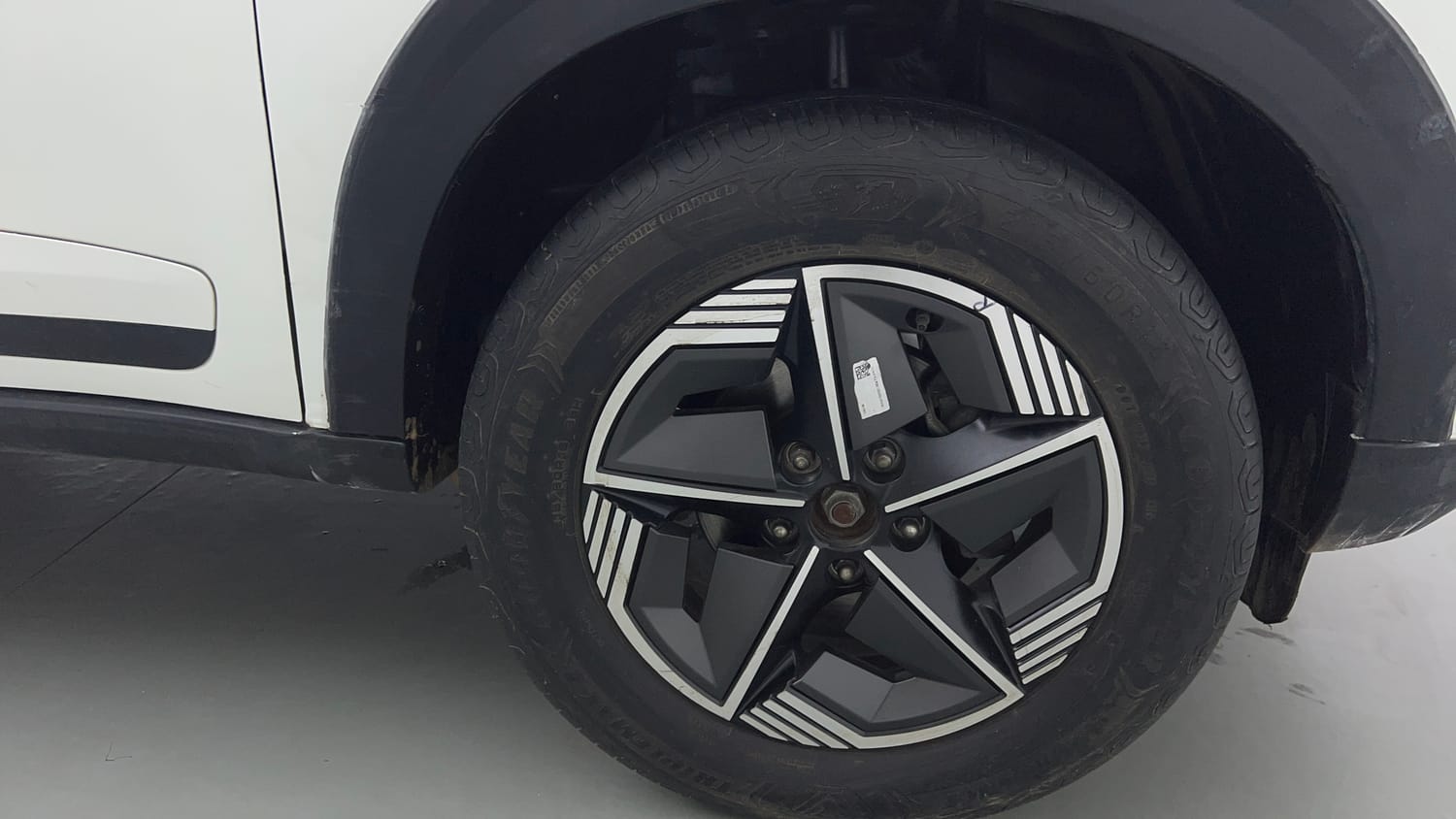 Used 2023 Tata Nexon Creative Plus 1.2 Revotron Petrol 6MT Petrol Manual tyres RIGHT FRONT TYRE RIM VIEW