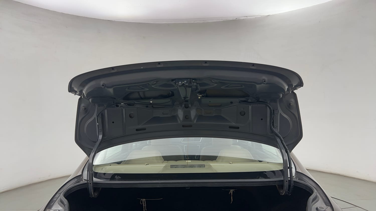 Used 2015 Maruti Suzuki Ciaz ZXi  AT Petrol Automatic interior DICKY DOOR OPEN VIEW
