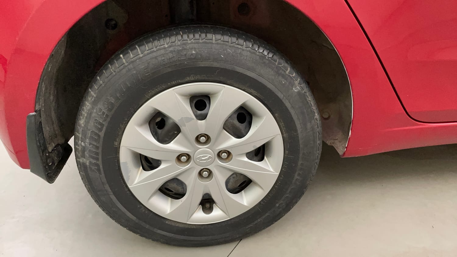 Used 2017 Hyundai Elite i20 Magna 1.2 Petrol Manual tyres RIGHT REAR TYRE RIM VIEW