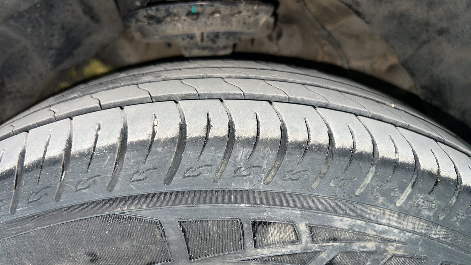 Used 2024 Mahindra XUV 3XO AX5 1.5 Diesel Autoshift Plus Diesel Automatic tyres RIGHT FRONT TYRE TREAD VIEW