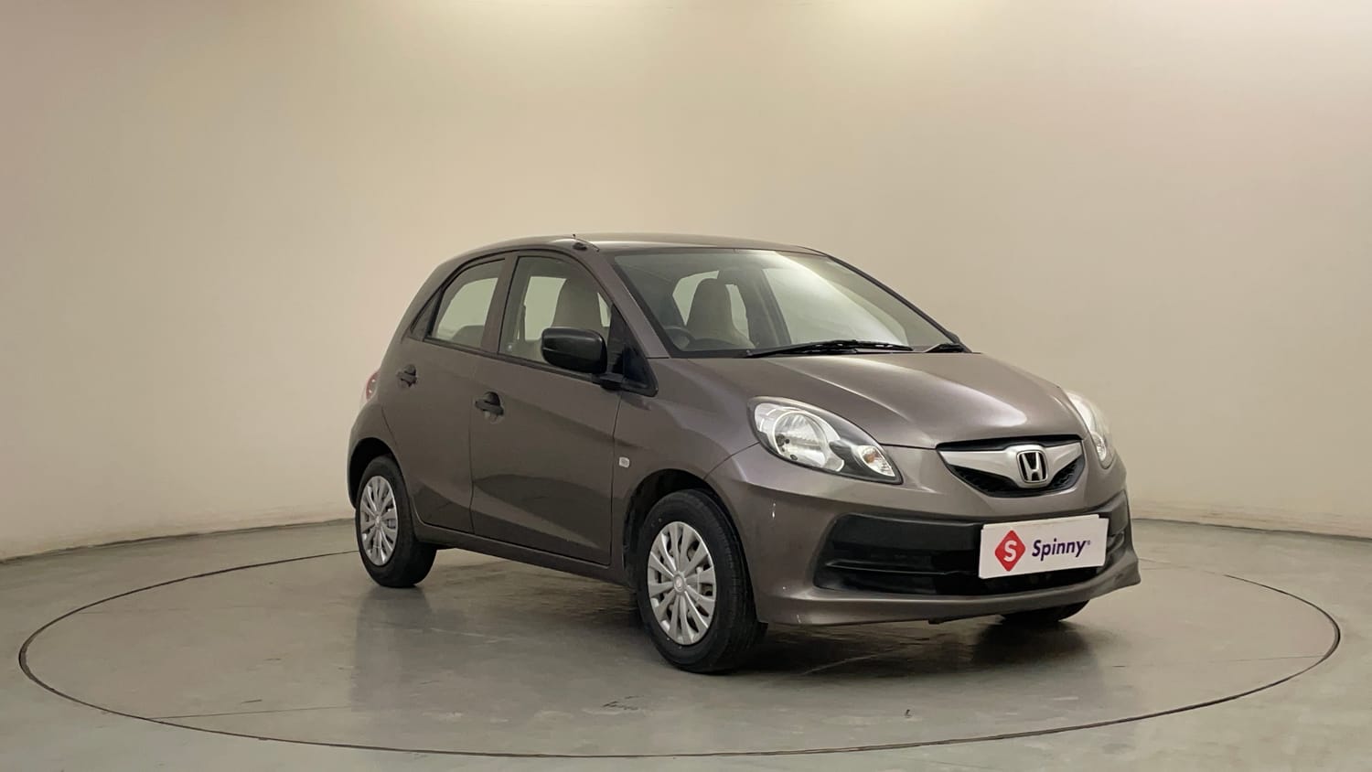 Used 2015 Honda Brio E MT Petrol Manual exterior RIGHT FRONT CORNER VIEW