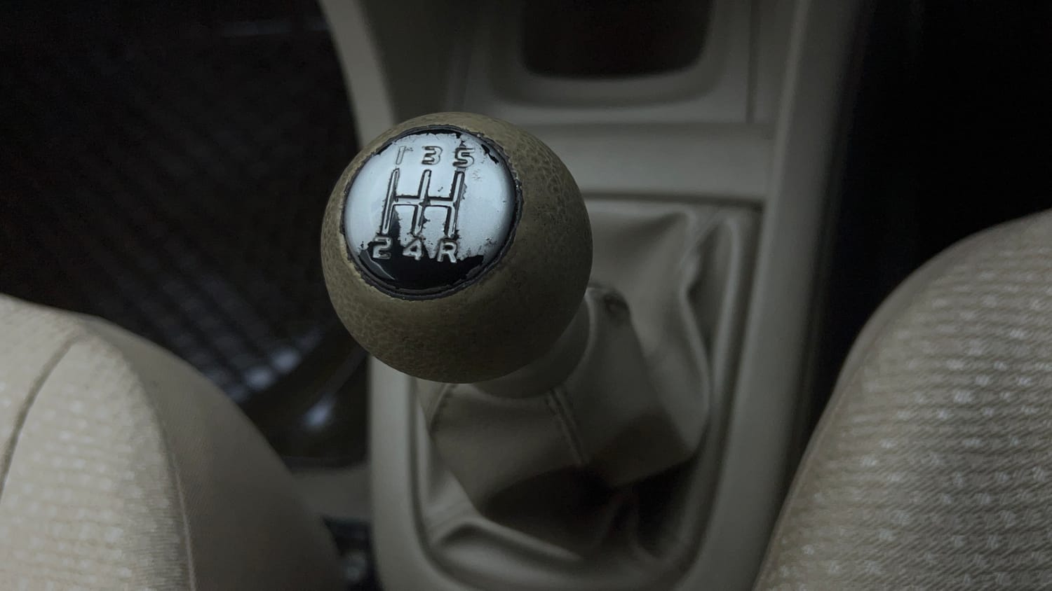 Used 2013 Maruti Suzuki Swift Dzire VXI Petrol Manual interior GEAR  KNOB VIEW