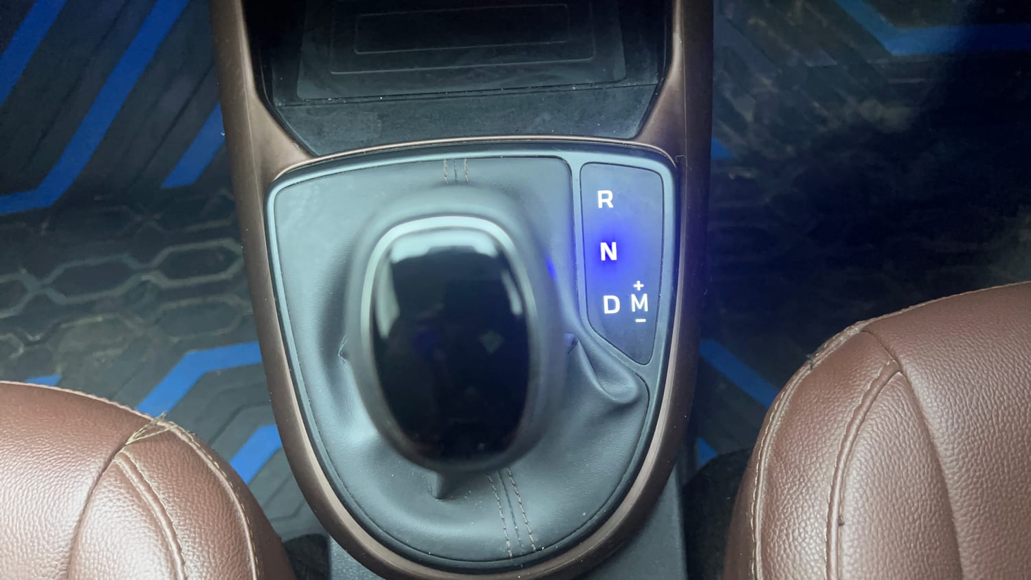 Used 2025 Hyundai Aura SX Plus 1.2 AMT Petrol Petrol Automatic interior GEAR  KNOB VIEW